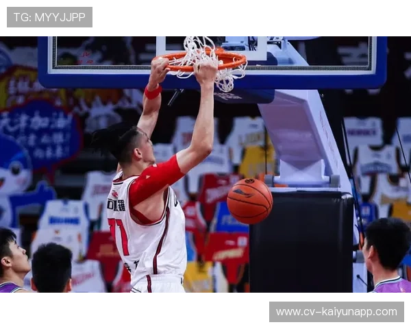 角田裕毅多次变线防守诺里斯，被罚5秒引发争议