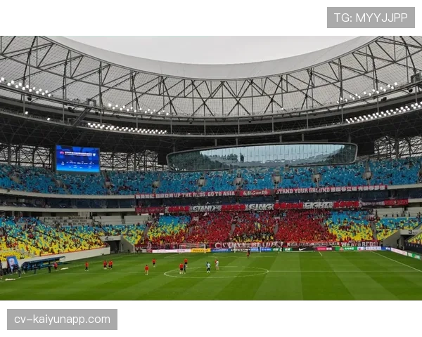 成都凤凰山球场再现万人星光合唱，已成中超独特文化名片